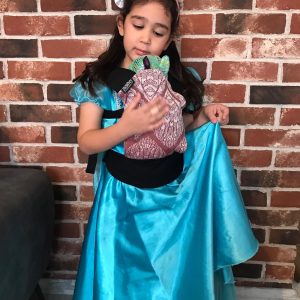 Porte poupon Neko – colori au choix