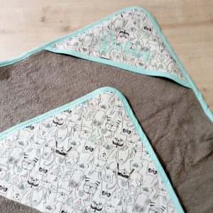 Cape de bain, bande d&rsquo;animaux et éponge grise