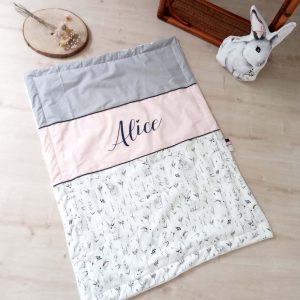 Couverture, lapins et feuillages, gris clair rose pale et marine