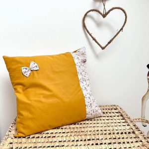Coussin, fleuri rose et curry et uni curry