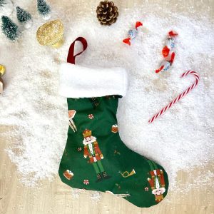 Chaussette de Noël, jouets fond vert sapin