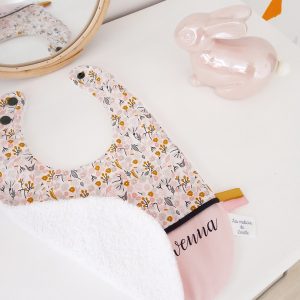 Bavoir, fleuri rose et curry et uni rose pâle