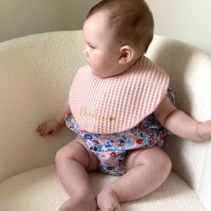 Bavoir rond, éponge nid d&rsquo;abeille rose