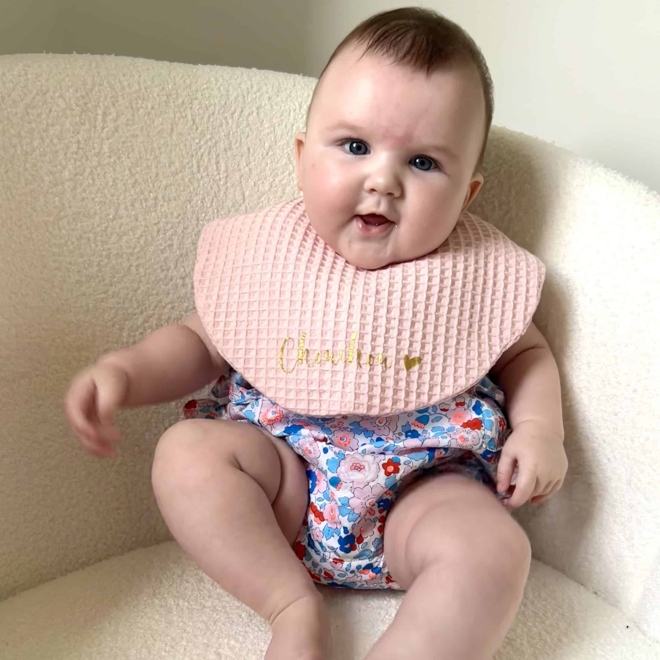 Bavoir rond, double gaze gaufrée rayée caramel et éponge doudou blanche – Image 4