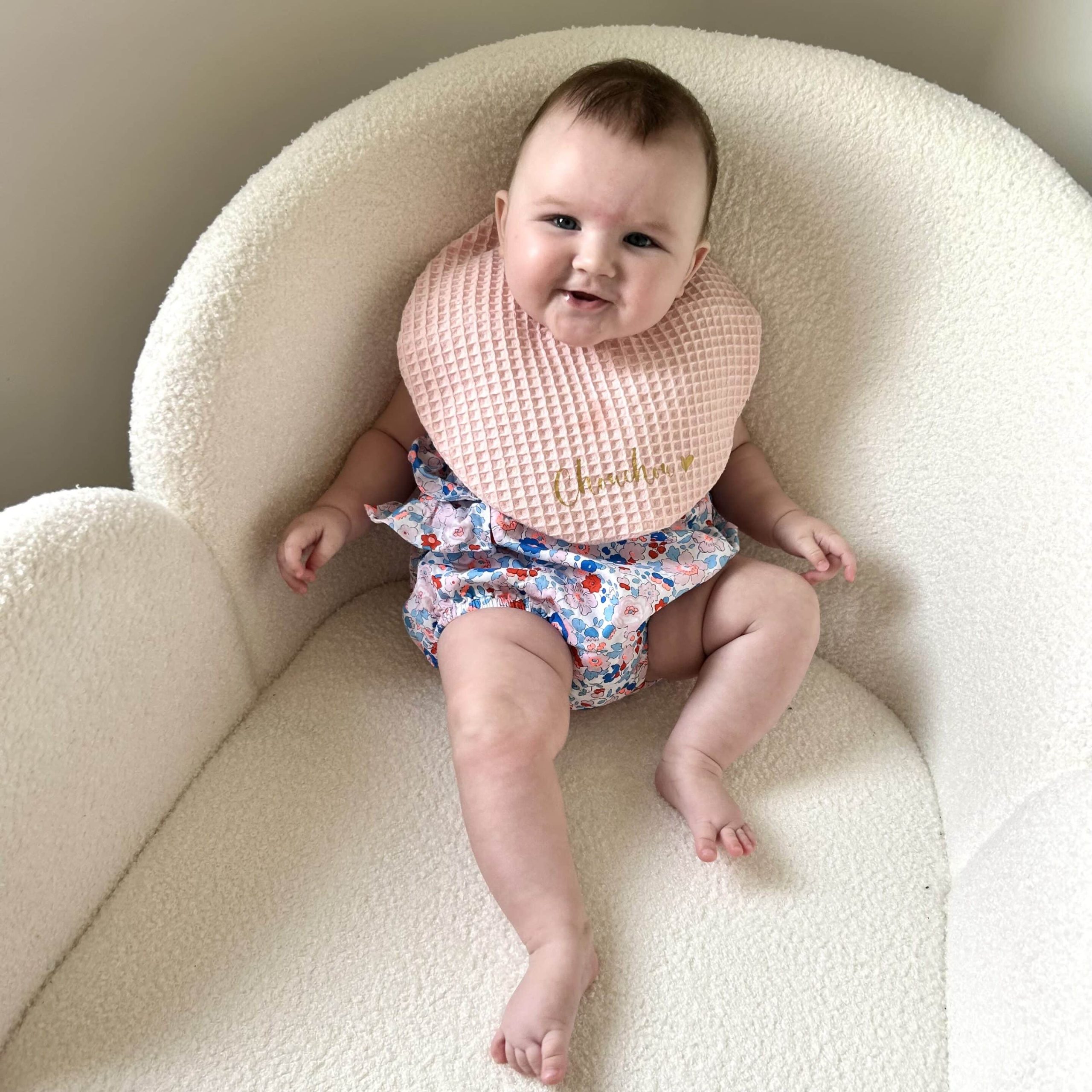 Bavoir rond, double gaze gaufrée rayée caramel et éponge doudou blanche – Image 5