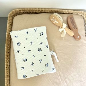 Protège carnet de santé, fleuri bleu fond blanc