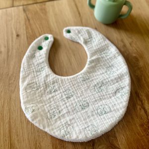 Bavoir rond, double gaze ourson vert fond écru et éponge doudou blanche
