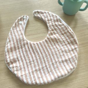 Bavoir rond, double gaze gaufrée rayée caramel et éponge doudou blanche
