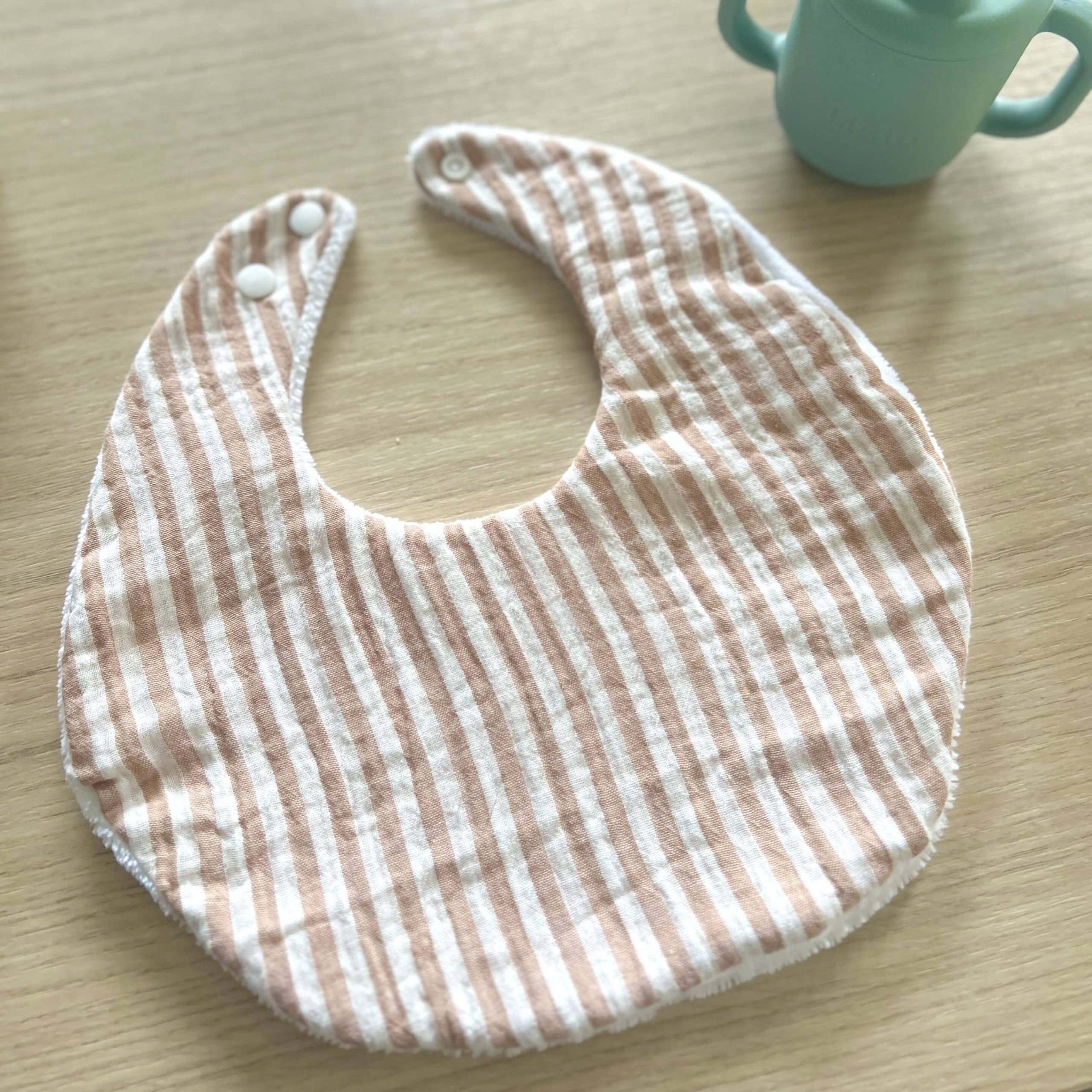 Bavoir rond, double gaze gaufrée rayée caramel et éponge doudou blanche