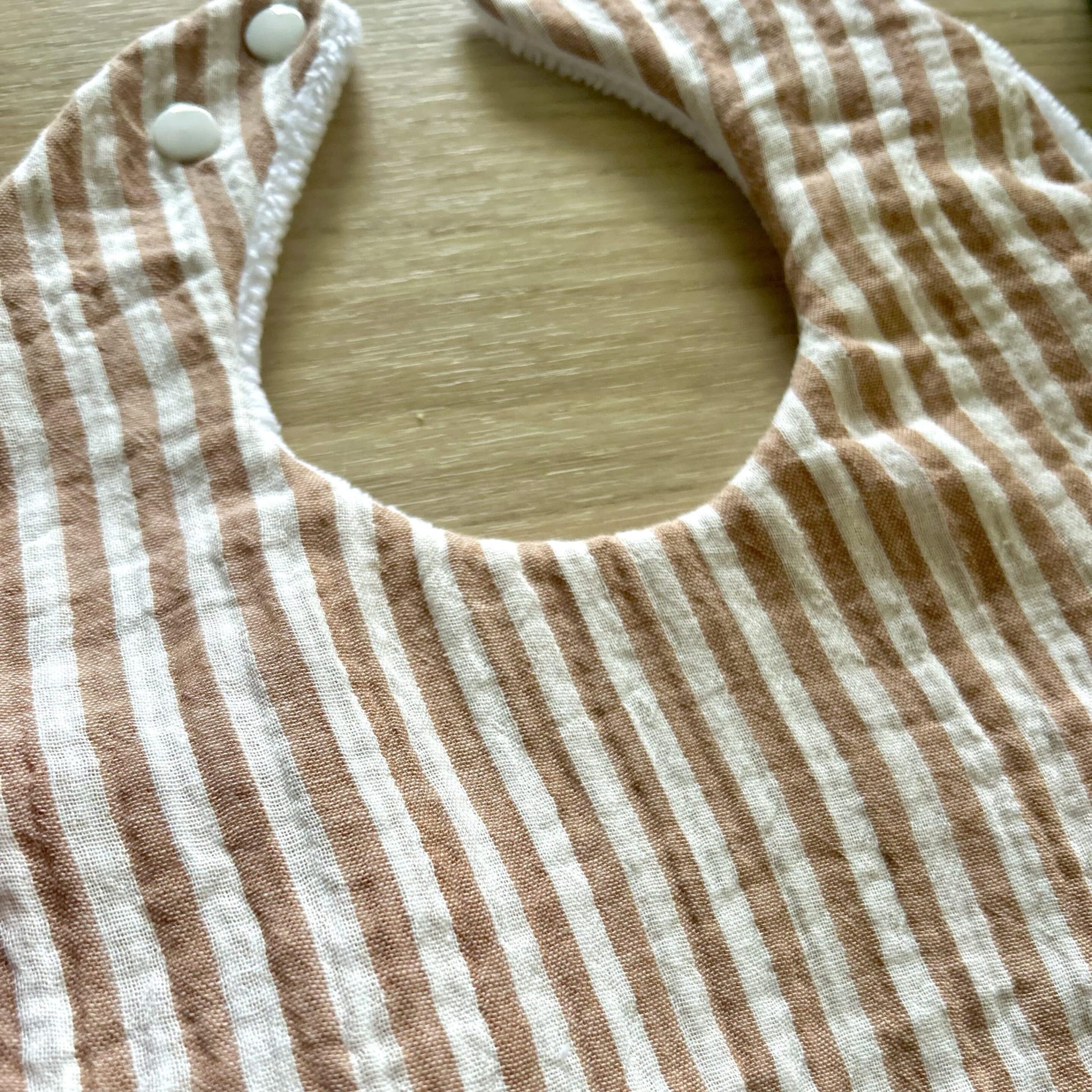 Bavoir rond, double gaze gaufrée rayée caramel et éponge doudou blanche – Image 3