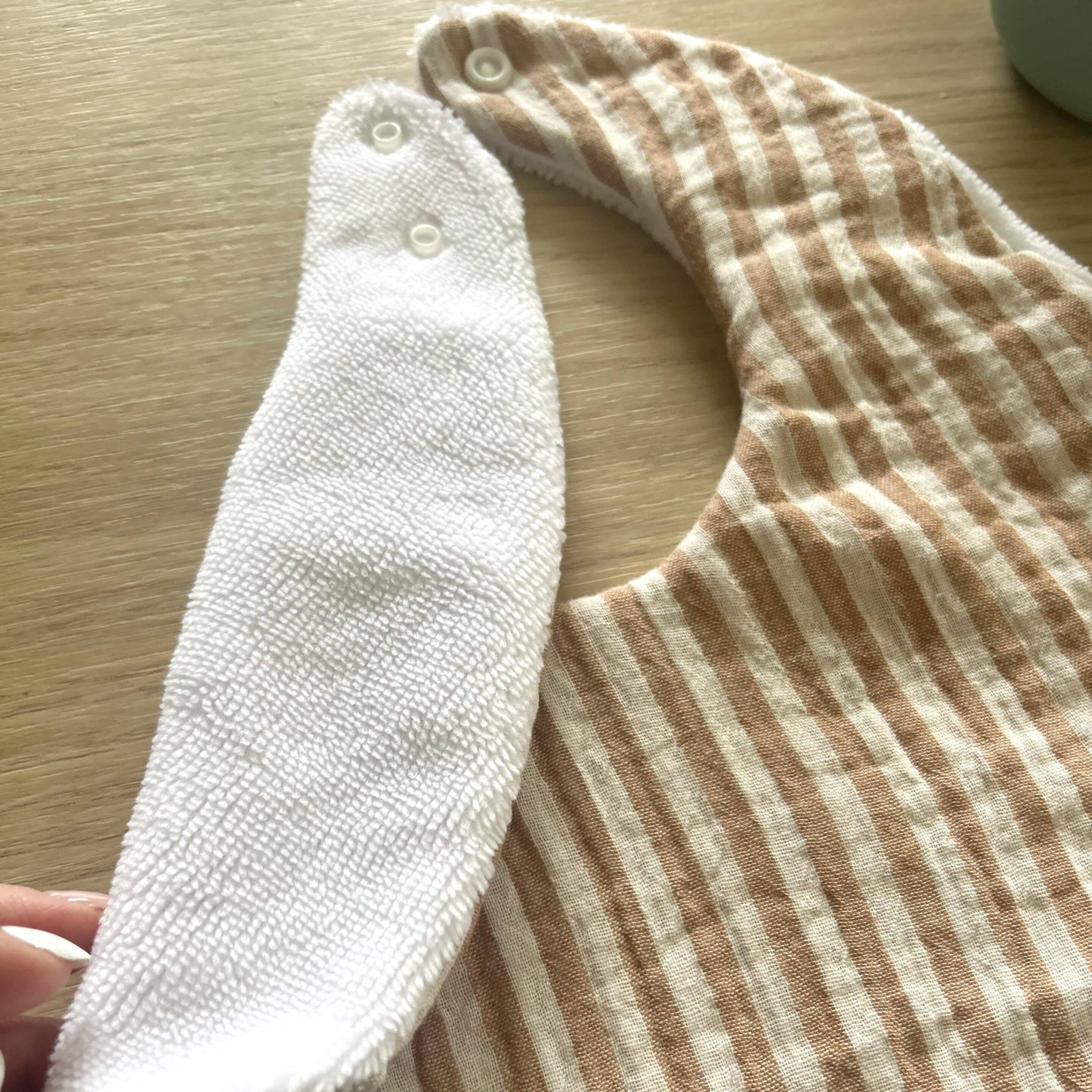 Bavoir rond, double gaze gaufrée rayée caramel et éponge doudou blanche – Image 2