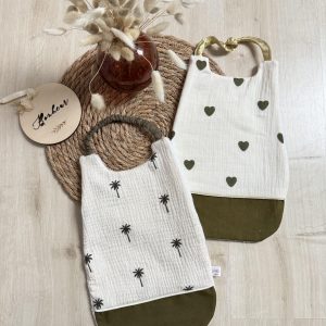 Serviette élastiquée, double gaze coeurs kaki