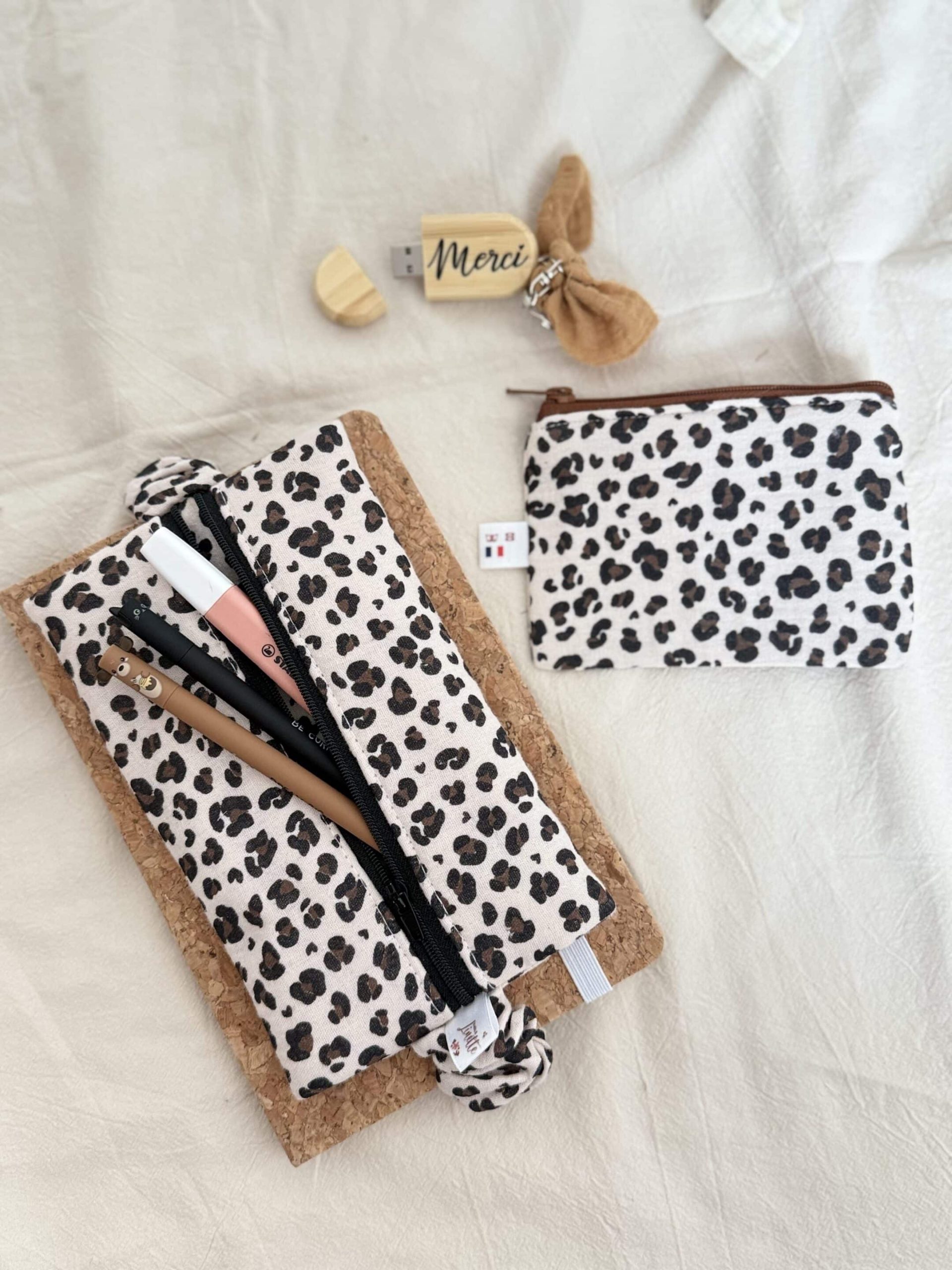 Trousse plate élastiquée, double gaze léopard