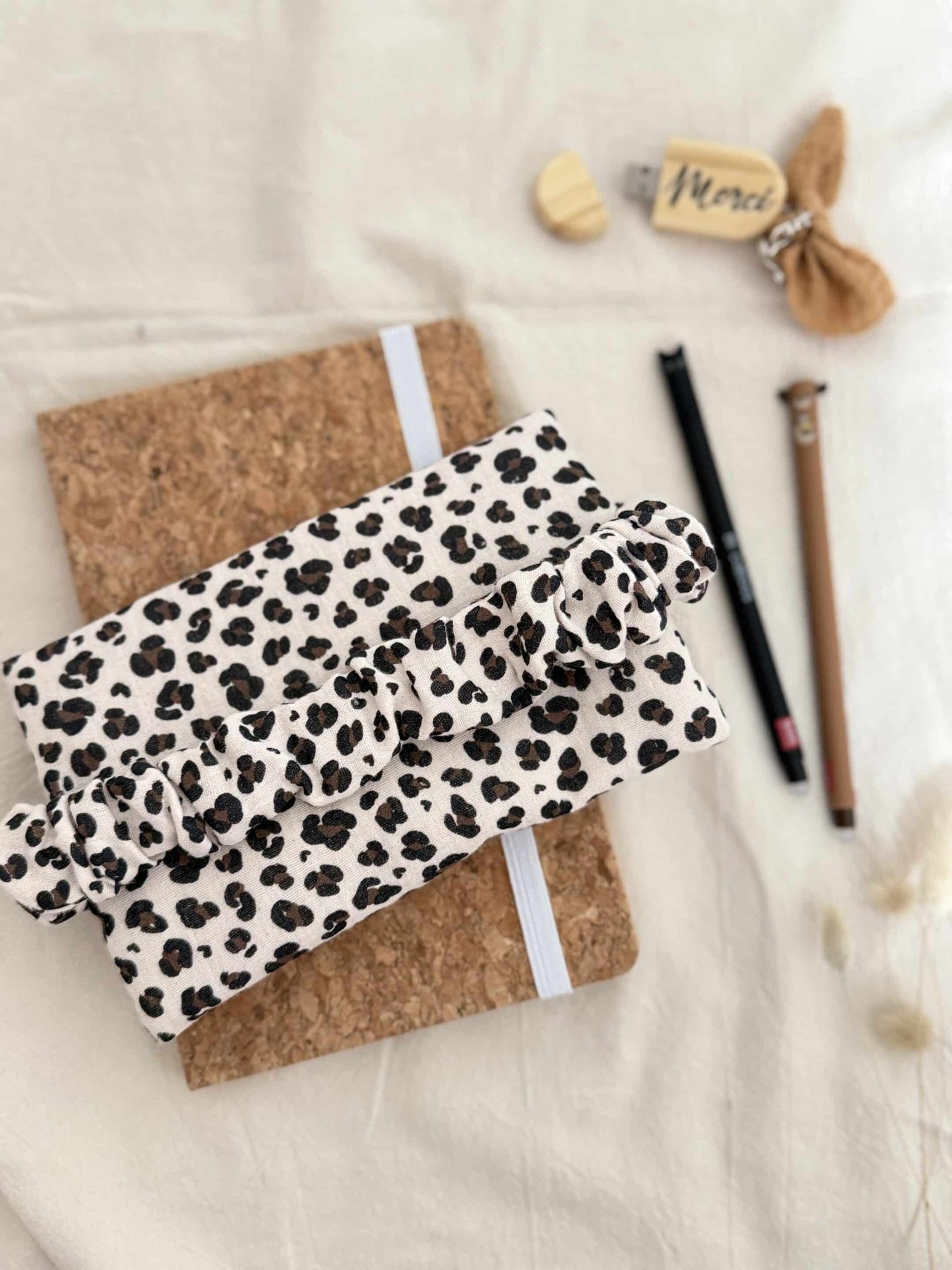 Trousse plate élastiquée, double gaze léopard – Image 4