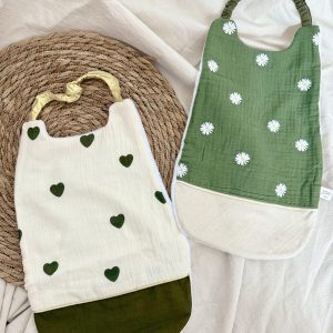 Serviette élastiquée, double gaze marguerites fond kaki