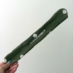 chouchou chignon magique, double gaze marguerites sur fond kaki