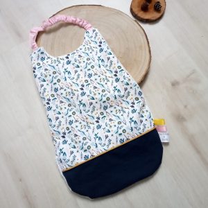 Serviette élastiquée, fleuri bleu et uni marine