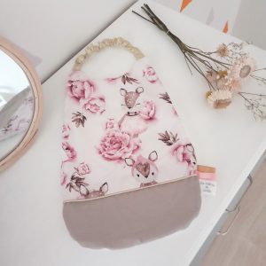 Serviette élastiquée, faons et pivoines et ficelle