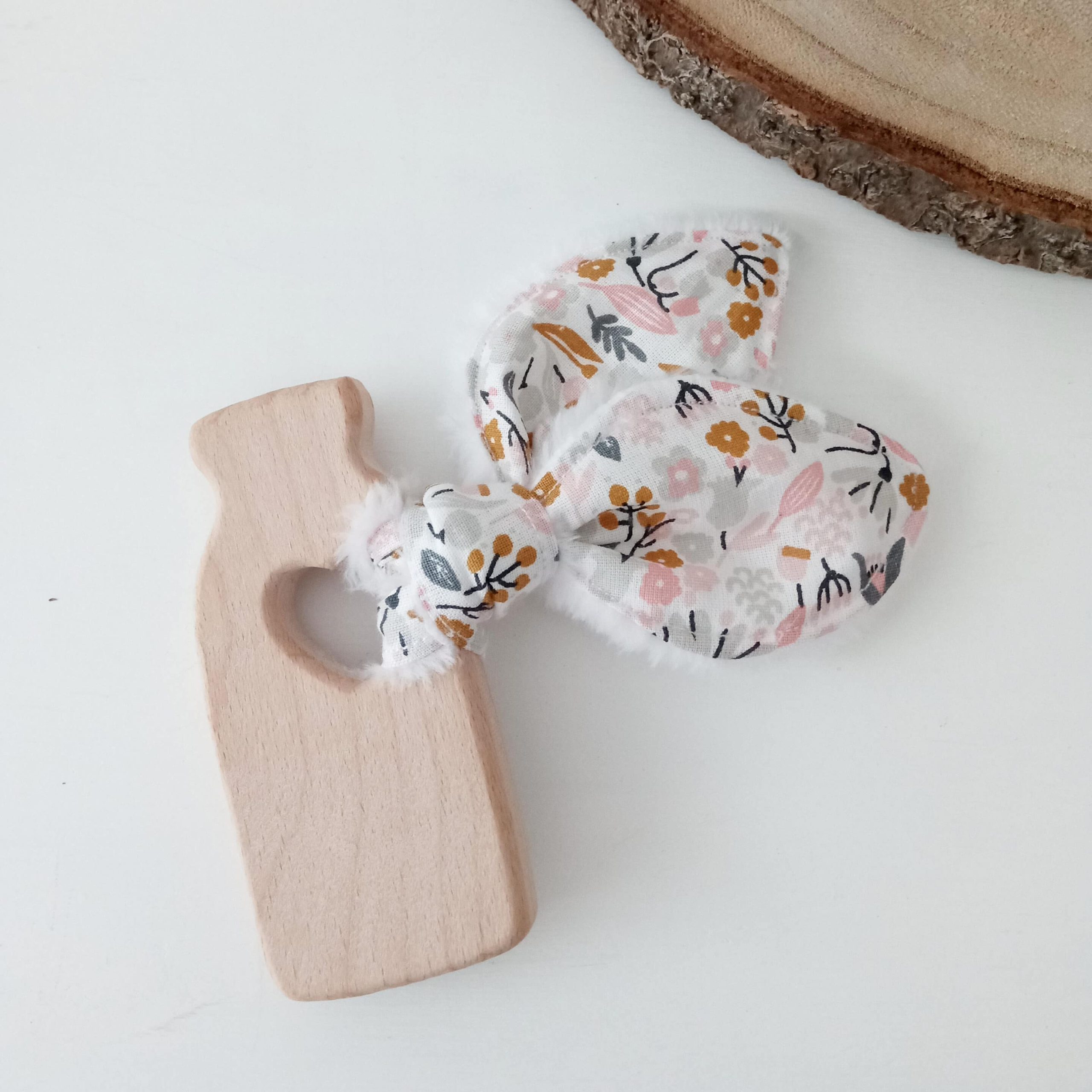 Anneau de dentition, bouteille de lait et fleuri rose et curry