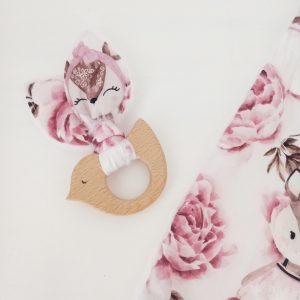 Anneau de dentition, oiseau et faons et pivoines