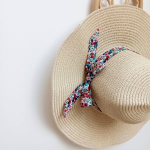 Capeline, beige et liberty wiltshire rouge et bleu