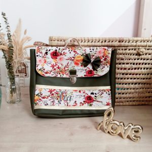 Cartable, simili kaki et fleurs d’automne