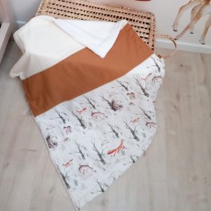 Couverture, crème, camel et animaux de la forêt