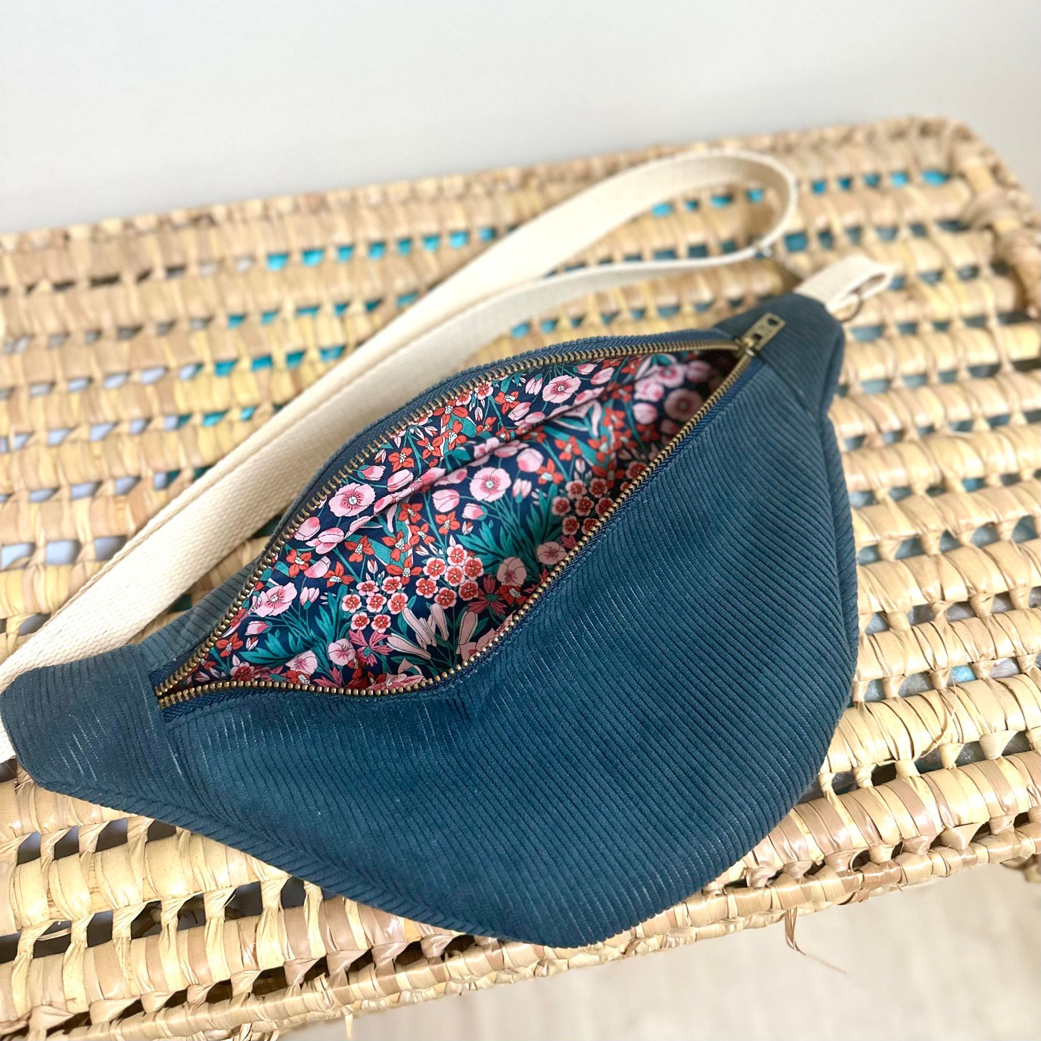 Sac banane, velours marine, liberty primrose, sangle crème – Image 2
