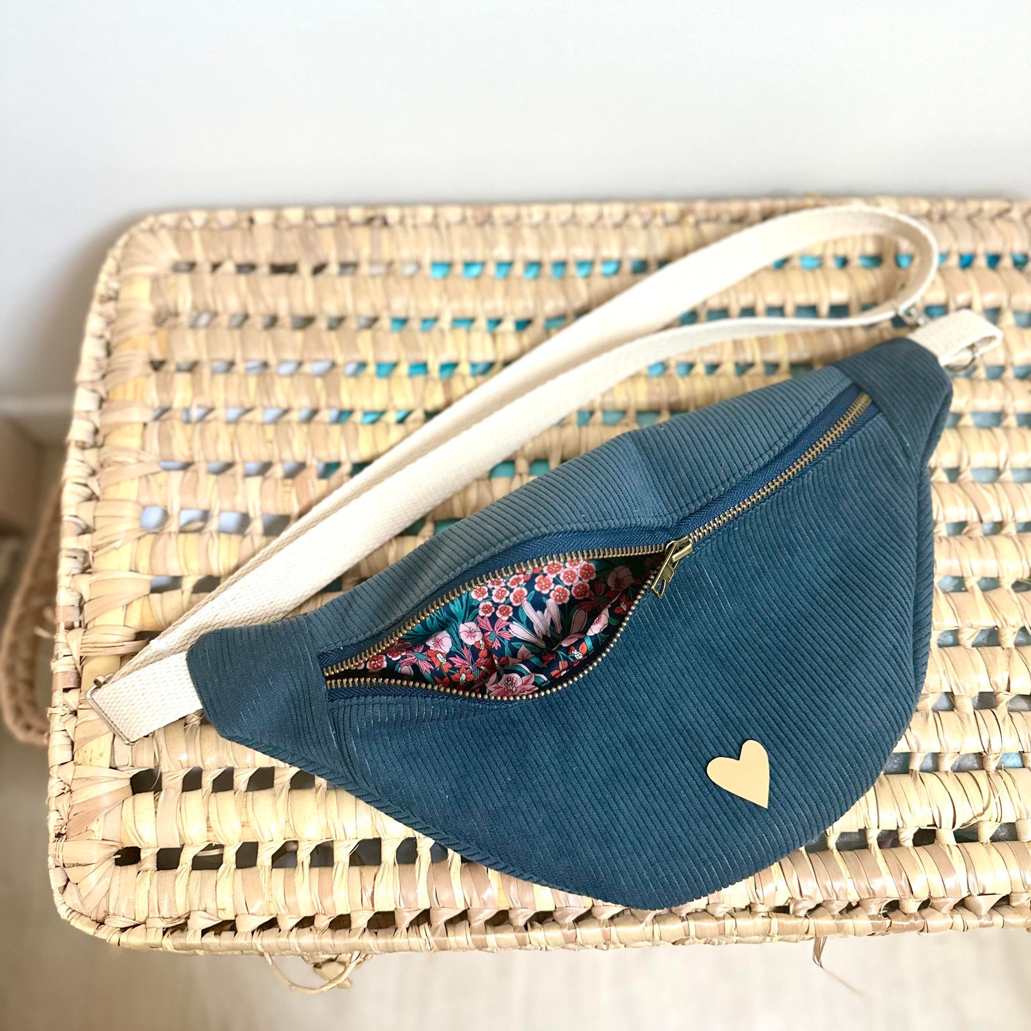 Sac banane, velours marine, liberty primrose, sangle crème – Image 3