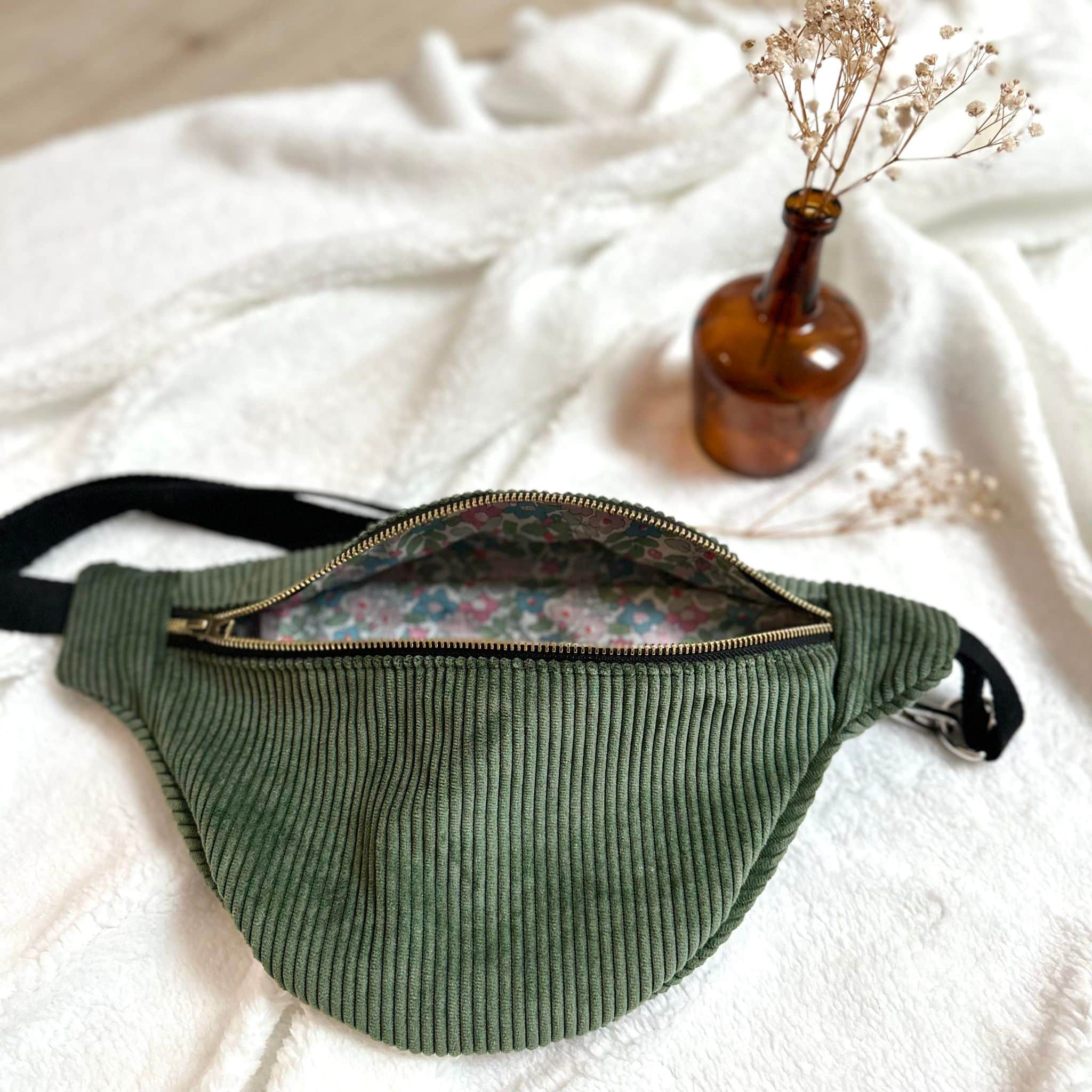 Sac banane, velours kaki, liberty betsy berry, sangle et fermeture noire – Image 3