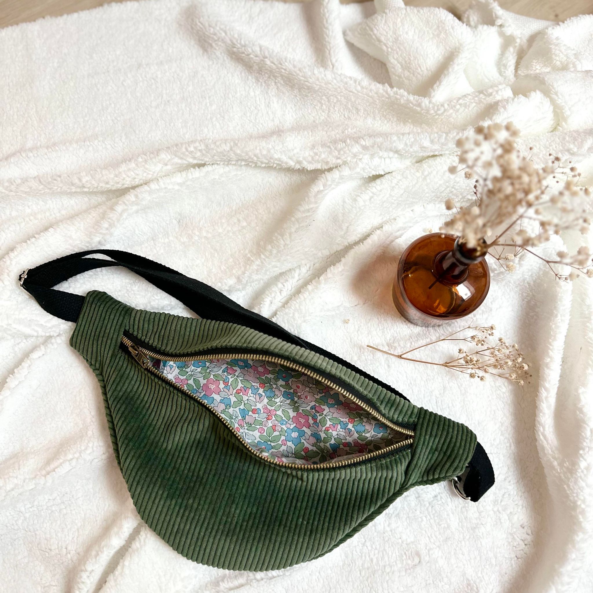 Sac banane, velours kaki, liberty betsy berry, sangle et fermeture noire – Image 2