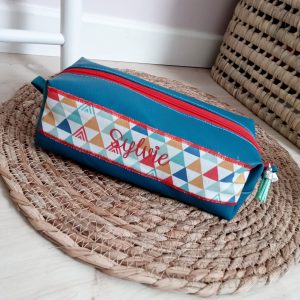 Trousse à crayon simple, simili bleu et gros triangles rouge vert bleu