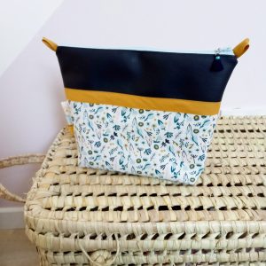 Trousse de toilette, simili marine et fleuri bleu et rose
